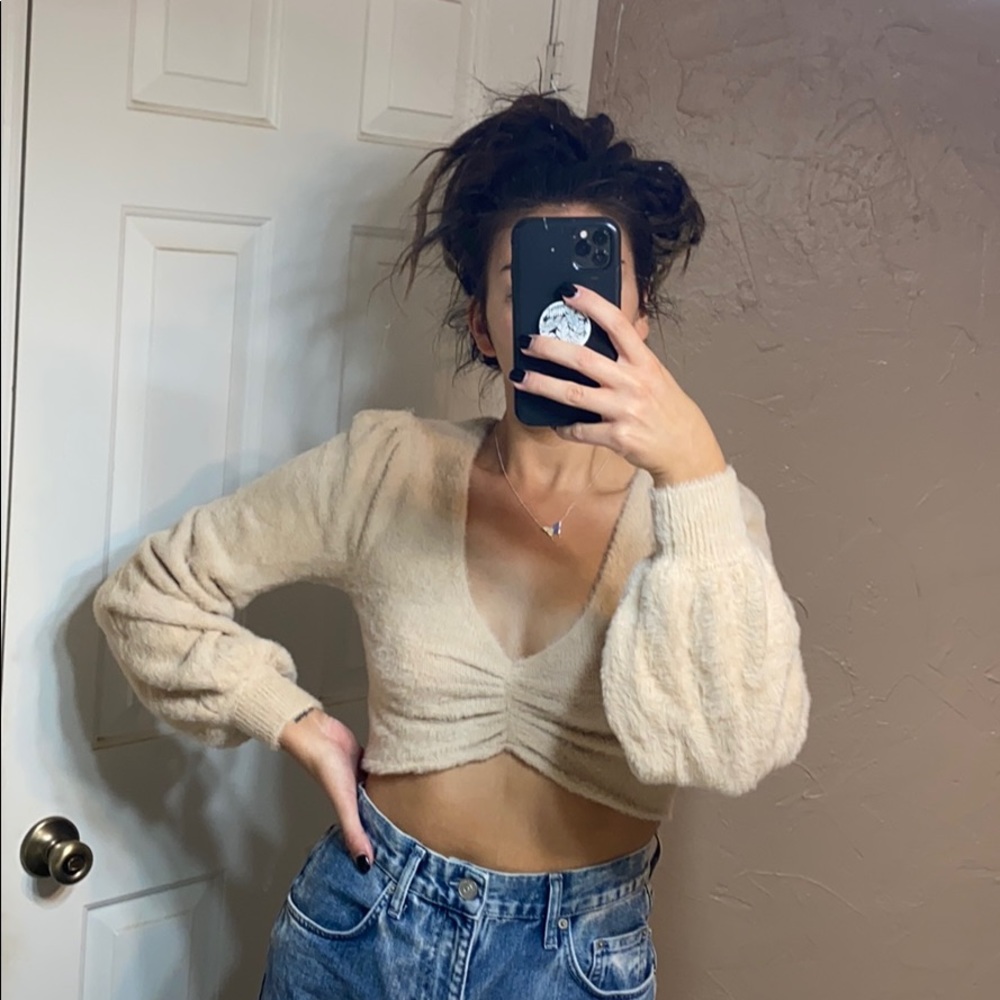 Cropped Super Cozy puffed Cuffed Sleeve Blouse
